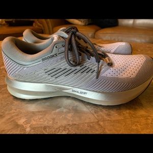 Women's Brooks Levitate DNA AMP size 8